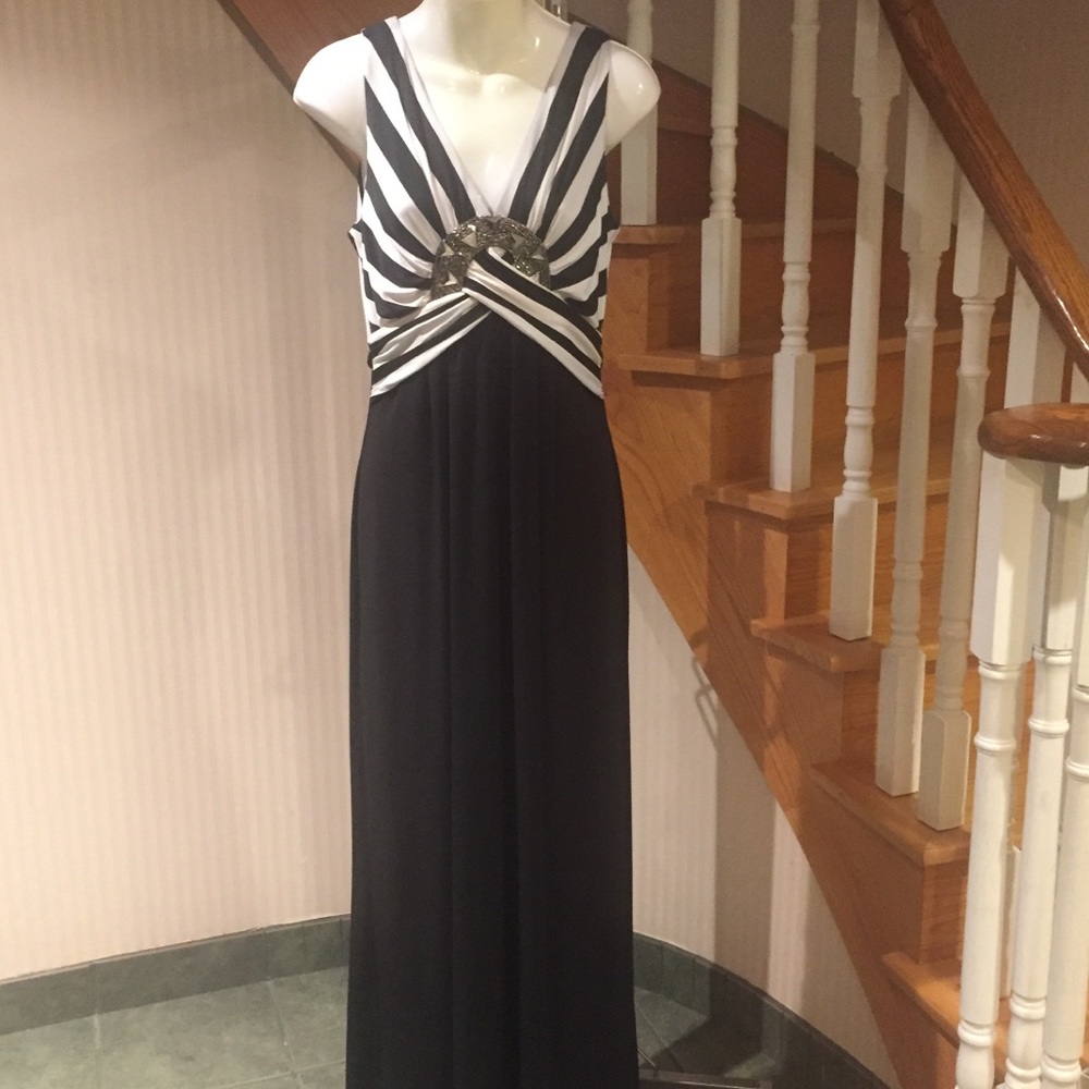 ⭐️Host Pick⭐️NWOT  Sleeveless evening dress with jewelled pc